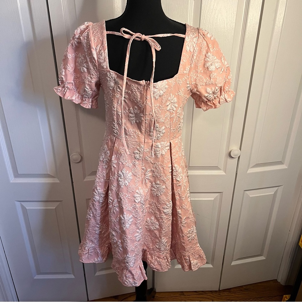 JJ's House Dress SZ L Pink White Embossed Floral Midi Ruffle back Tie Coquette - Picture 7 of 8